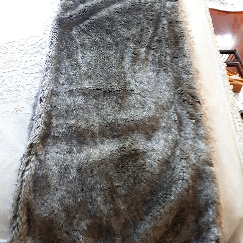 Faux fur table runner - Picture 3 of 4